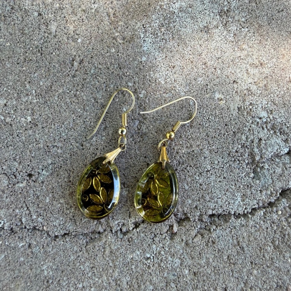 Vintage Olive Amber Lucite Tear Drop Earrings Gold Tone Rhinestone Backing Boho - Picture 5 of 8